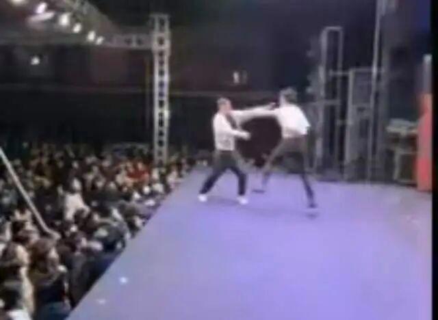 歌手遭观众上台辱骂后用话筒打人