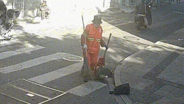 街头的这对“善良搭档”火了 爱心接力温暖人心