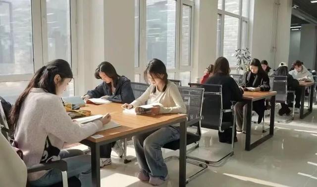 2026高考你看好哪个热门专业 传媒优势助力考公之路