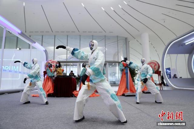 中关村论坛年会机器人浓度再创新高 科技互动体验升级