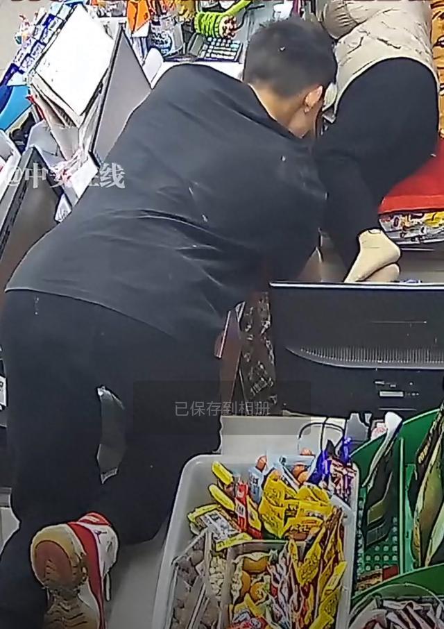 两男子当着睡着老板的面偷钱