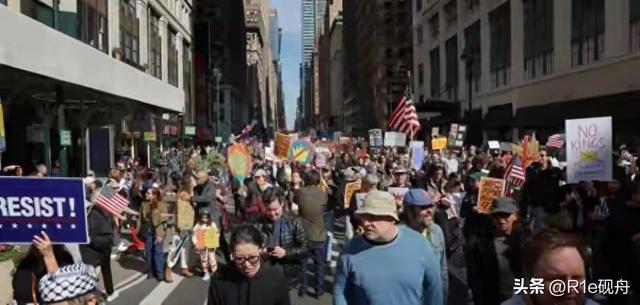 反对特朗普的浪潮国际化了 纽约再掀“无国王”大游行