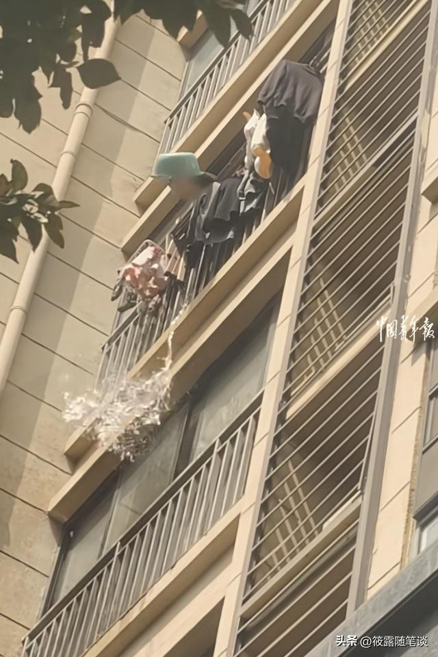 邻居因晾衣服爆发“水战” 晾衣矛盾引热议