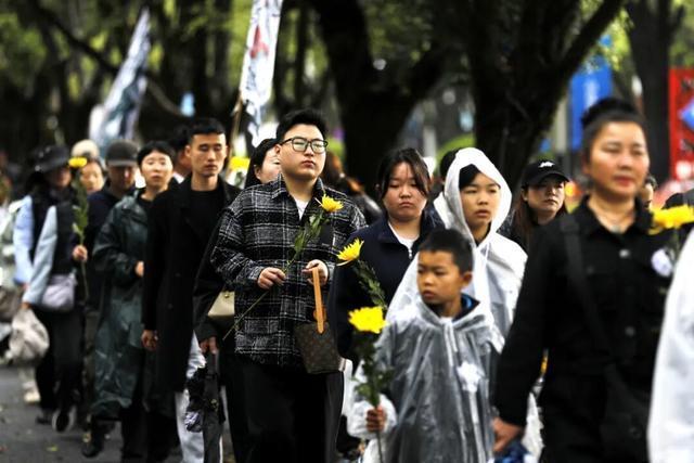 腾冲市民雨中春祭致敬抗战忠魂 铭记历史温度