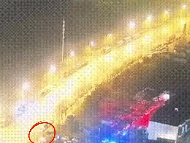 3名男子连砸18辆车盗窃被捕 警方迅速行动锁定嫌疑人