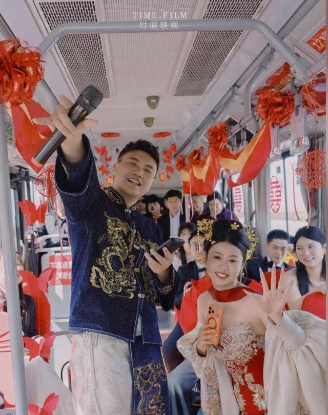 新人用公交车当婚车 费用999元 解锁浪漫新方式！