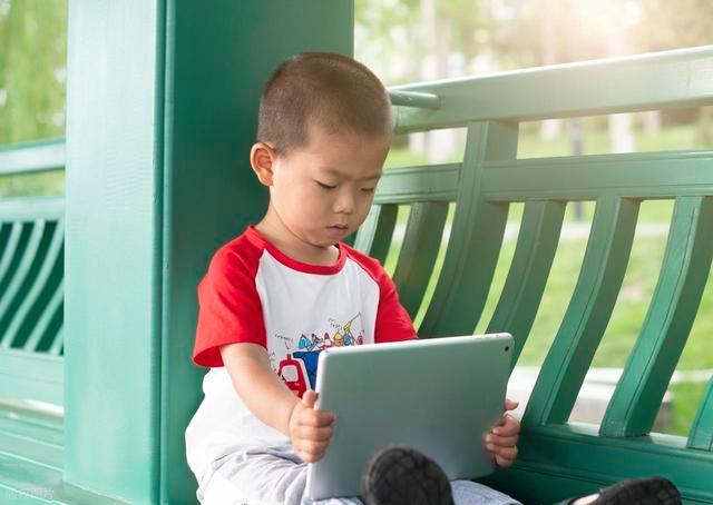 小孩趁家长熟睡玩平板 深夜偷玩引关注