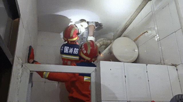 女子捡掉入厕所的塑料瓶被卡手 消防紧急救援