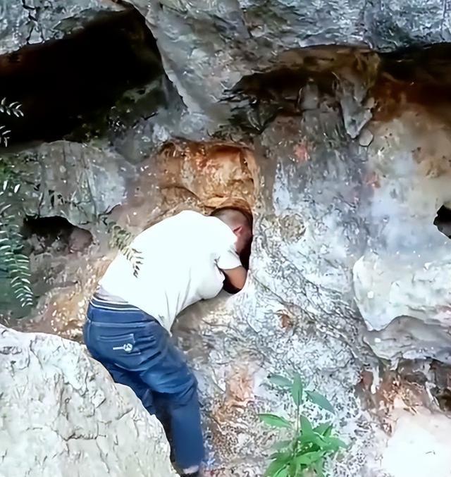 广西人扫墓堪比特种兵训练 艰苦溢价的祭祖之路