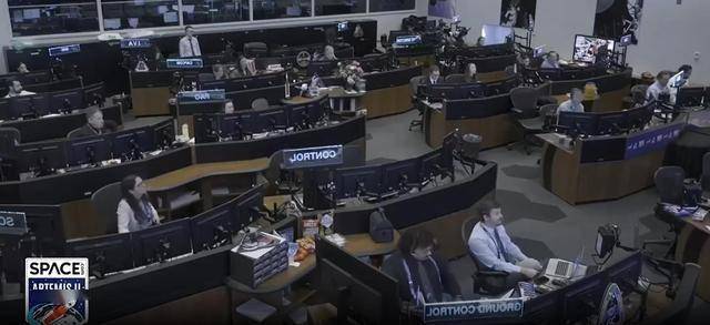 美宇航员太空中意外半裸出镜 直播画面突然中断