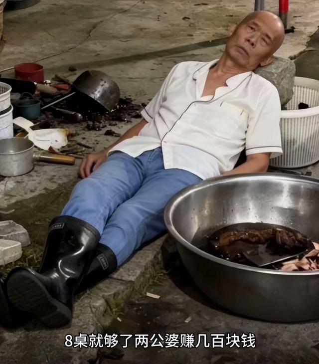 情侣莫氏鸡煲吃完饭花了七小时 小店爆火老板愁