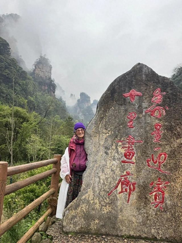 英国奶奶游中国网友奋勉当导游