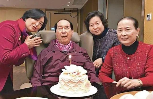 何超蕸生平 低调的孝顺千金