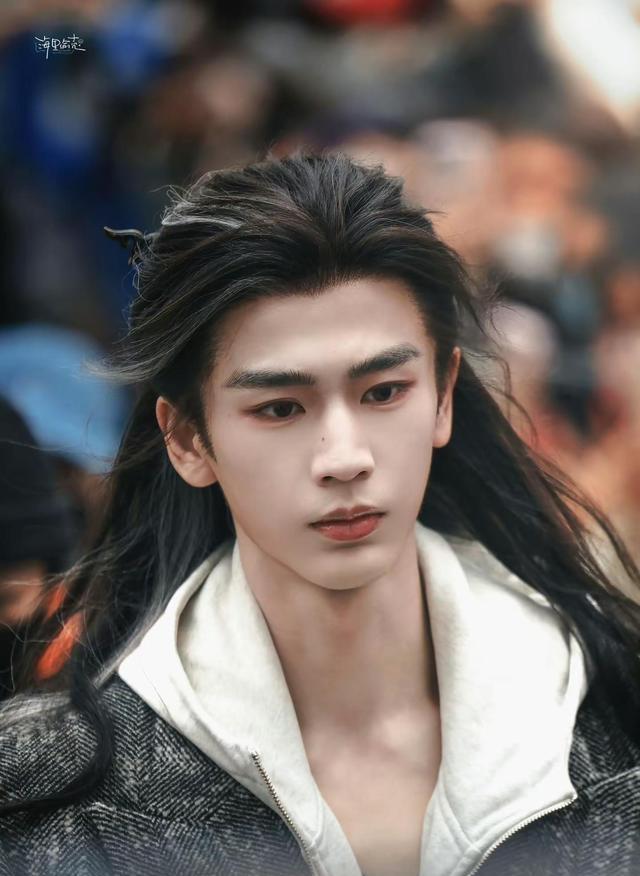 张凌赫逐玉庆功宴路透 转型“疯批美人”