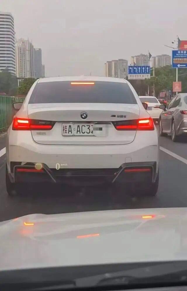 新能源车牌绿色变白色?交管部门回应