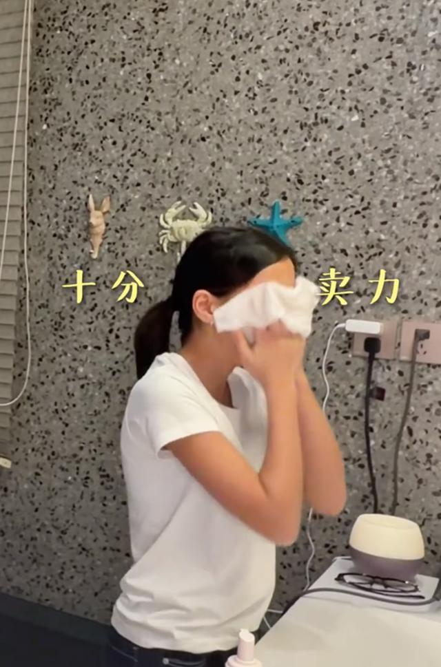 梅婷12岁女儿快快近照 母女温馨互动引羡慕