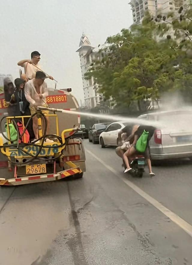 洒水车出租公司宣传用水枪喷射路人