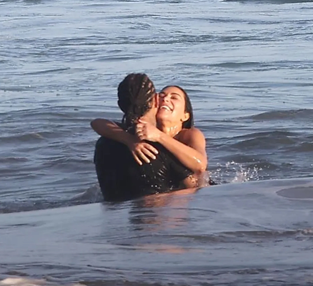 金·卡戴珊和汉密尔顿海边热吻被拍 甜蜜冲浪之旅大秀恩爱