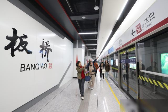 宁马线开通乘客等三趟车没挤上