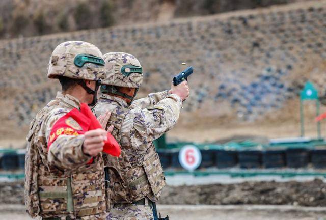 高原实弹射击的震撼力冲出屏幕了 锤炼高寒缺氧下实战能力