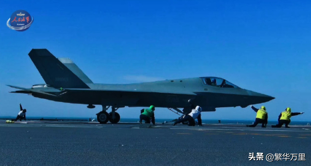 攻击21与歼35等演练战法？专家解读 新型舰载机亮相