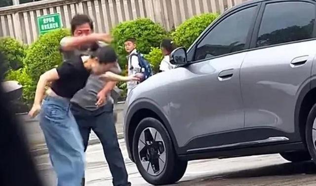 女子踹保安前被两次推门夹腿 监控还原真相