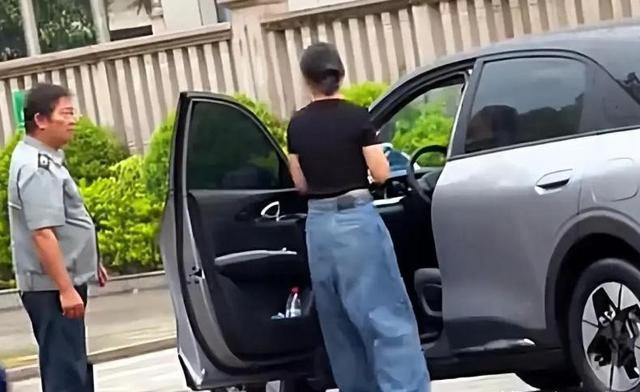 女子踹保安前被两次推门夹腿 监控还原真相