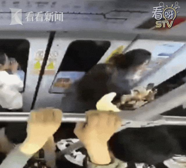 上海地铁2名女子互殴被行拘 拥挤引发冲突