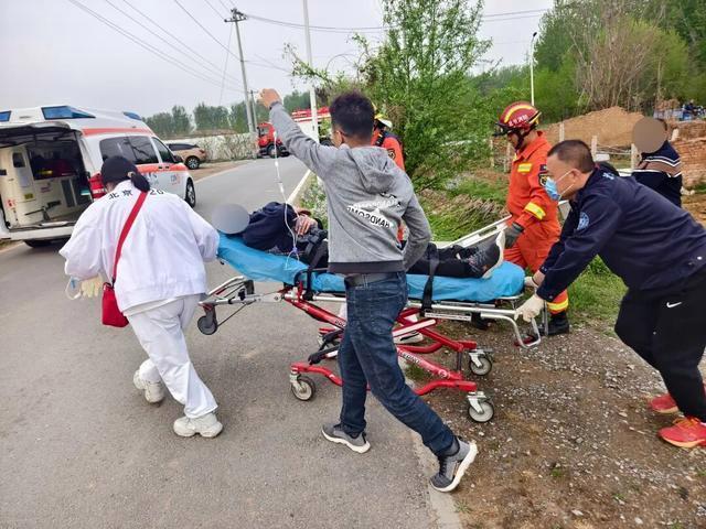 男子爬树被卡倒挂7个多小时 消防紧急救援