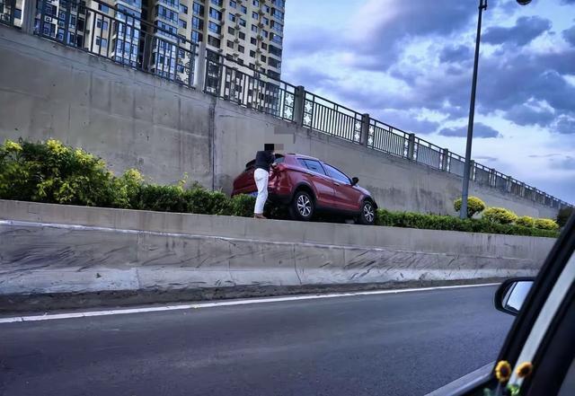 交警回应女子驾车冲上绿化带