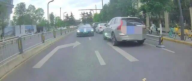 司机为进小区逆行“借过” 交警介入
