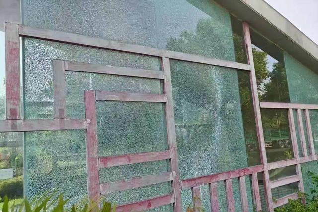 男子打碎下穿隧道35块钢化玻璃 弹弓测试酿祸端