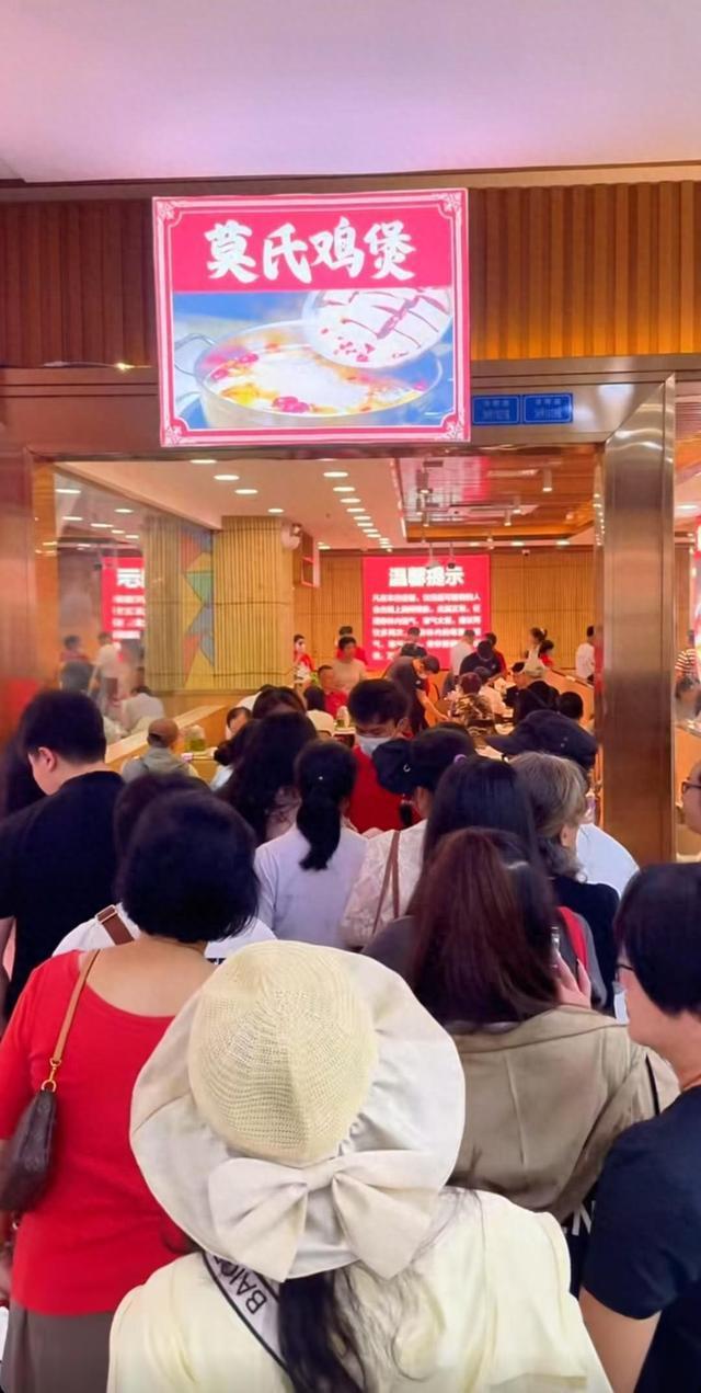 莫氏鸡煲新店开业1天已有多条评价 首日座无虚席