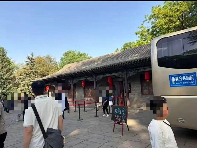景区五一临时将男厕改为女厕 缓解女厕紧张获赞