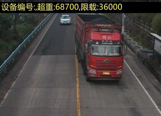 贵州两辆“百吨王”货车被查获 严打超载违法行为