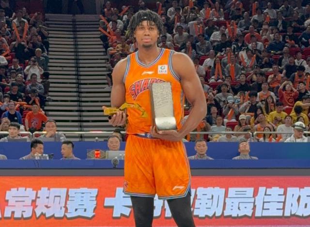 上海险胜1-0山东：怀特塞德23+9张镇麟14分 王哲林遭惊天骑扣：季后赛开门红