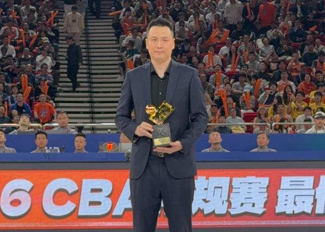 上海险胜1-0山东：怀特塞德23+9张镇麟14分 王哲林遭惊天骑扣：季后赛开门红