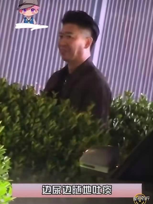 相声演员曹云金路边小便被拍，草丛脱裤还吐痰，车内拥抱醉酒女子 言行不一引争议