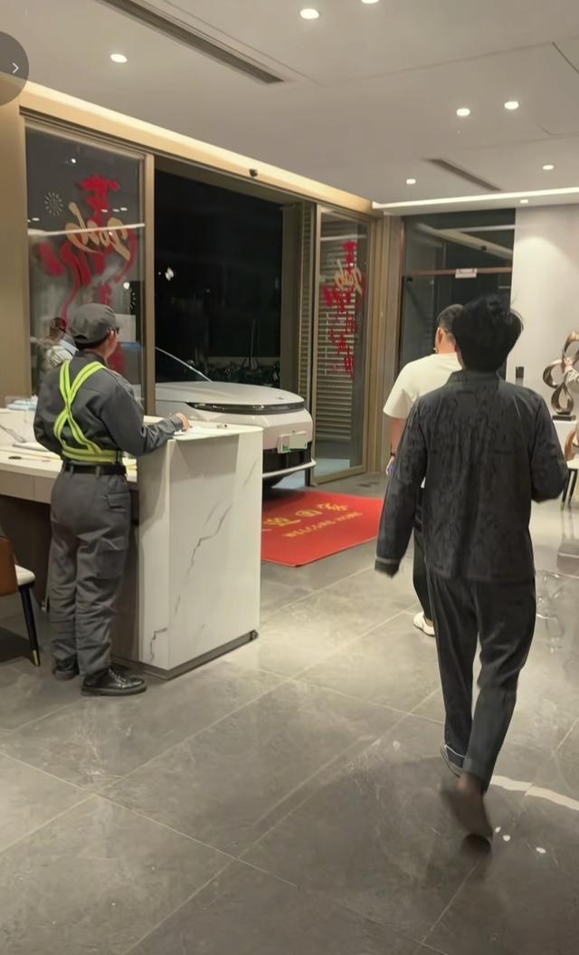 业主车停小区入口堵住120 霸道停车引发救援延误