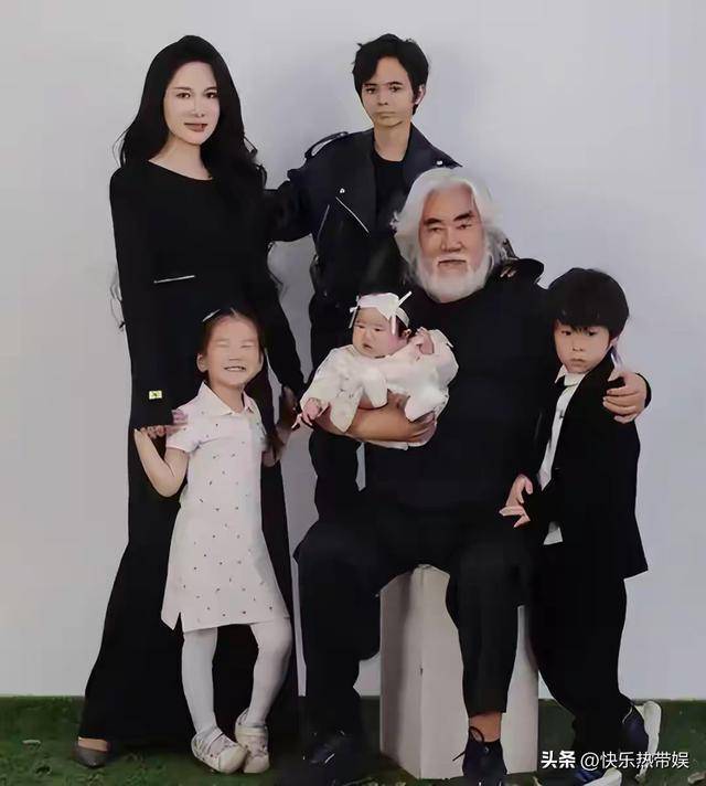 张纪中为老婆下厨庆祝母亲节 温馨家庭时光