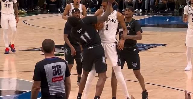 文班亚马NBA生涯首次被驱逐 争议判罚成转折点