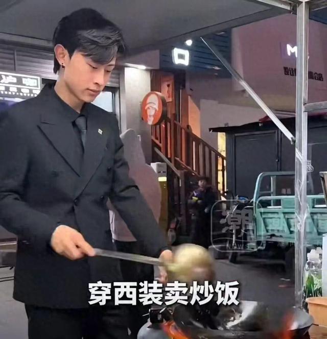 19岁小伙穿西装夜市摆摊卖炒饭