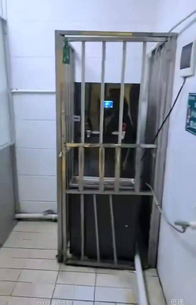 医院开水房热水器装栏杆被指接水不便