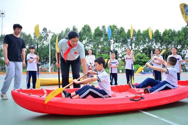 奥运冠军在厦门当起“体育老师” 传递中华体育精神