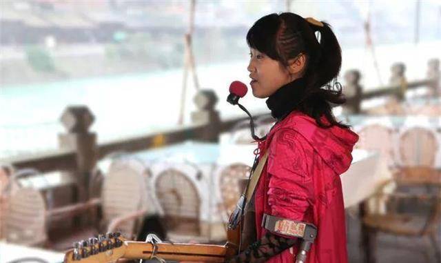 地震失去双腿女子唱歌谋生圈粉百万 坚韧与温柔的歌声