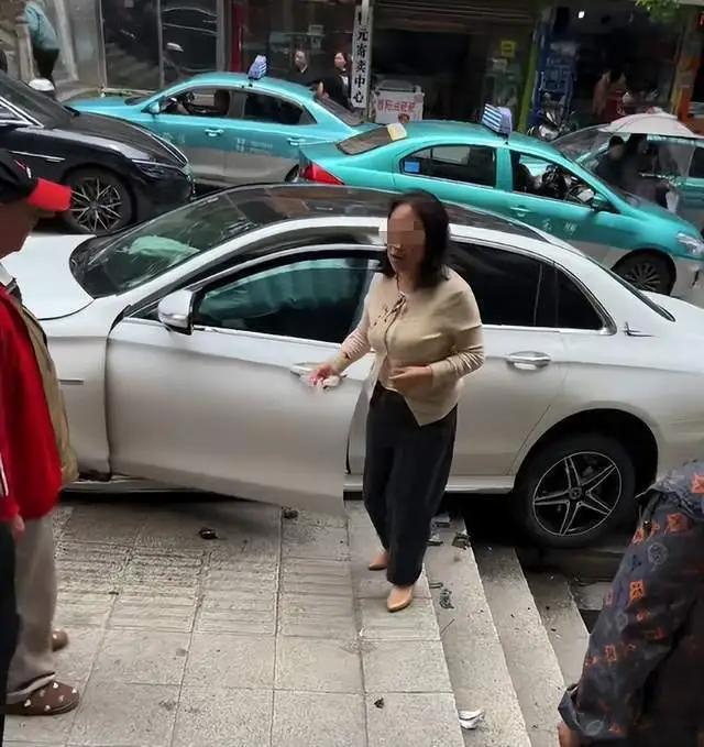 驾车致2死6伤女子是主任医师 肇事者身份引关注