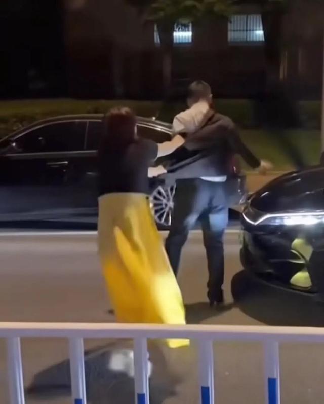 女子连续掌掴网约车司机 警方：正调查 视频热传引关注