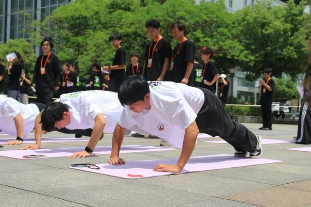 2名同学平板支撑同时破赛会纪录夺冠 武体人的硬实力展现