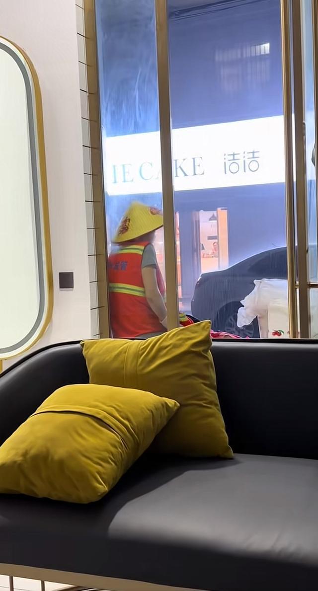 暴雨夜商户老板邀环卫工进店避雨 小善举透大爱