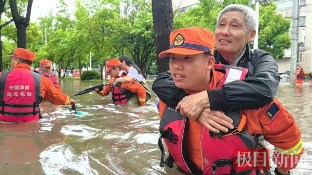 9名消防员用人力搭起“生命桥”